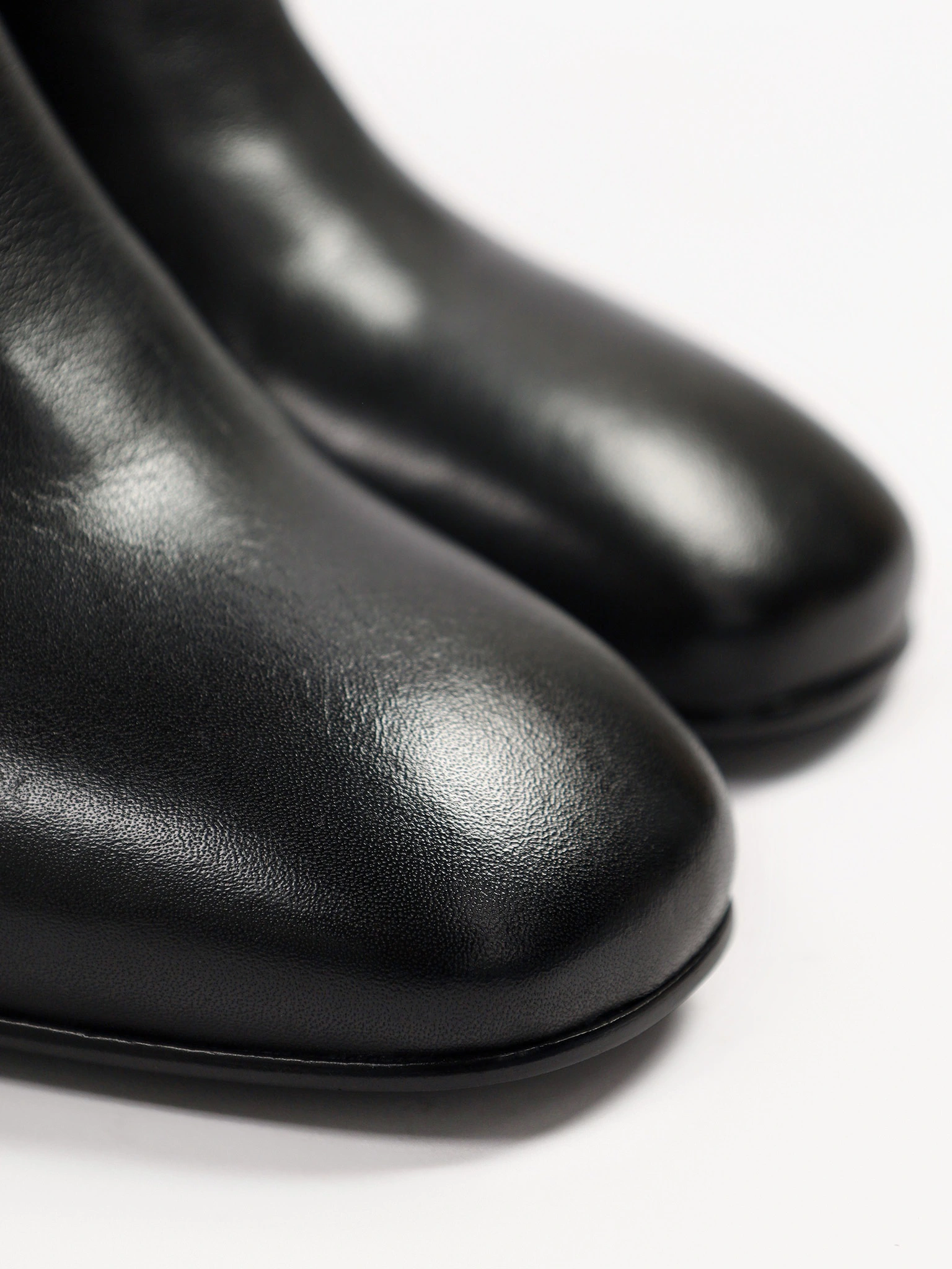 Ботильоны черного цвета на высоком круглом каблуке